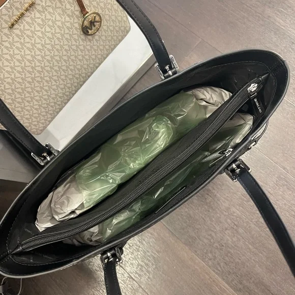 MICHAEL KORS Voyager Large Color-Block Metallic Signature Logo EW Tote Shoulder - Picture 9 of 16